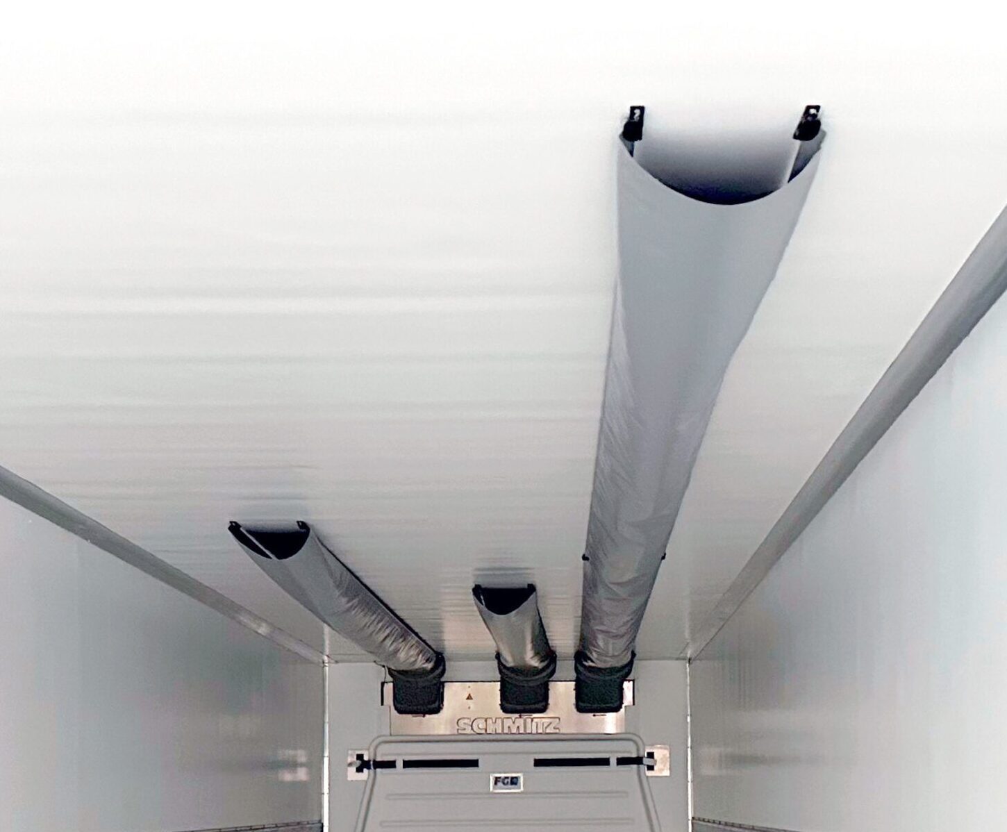Unequal length air chutes in multi‑temp trailer